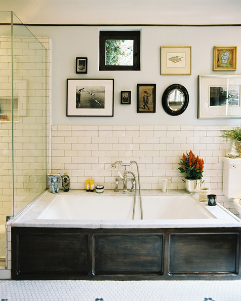 Bath+Tub+Framed+art+white+subway+tile+above+lO0LaVJXnNtl